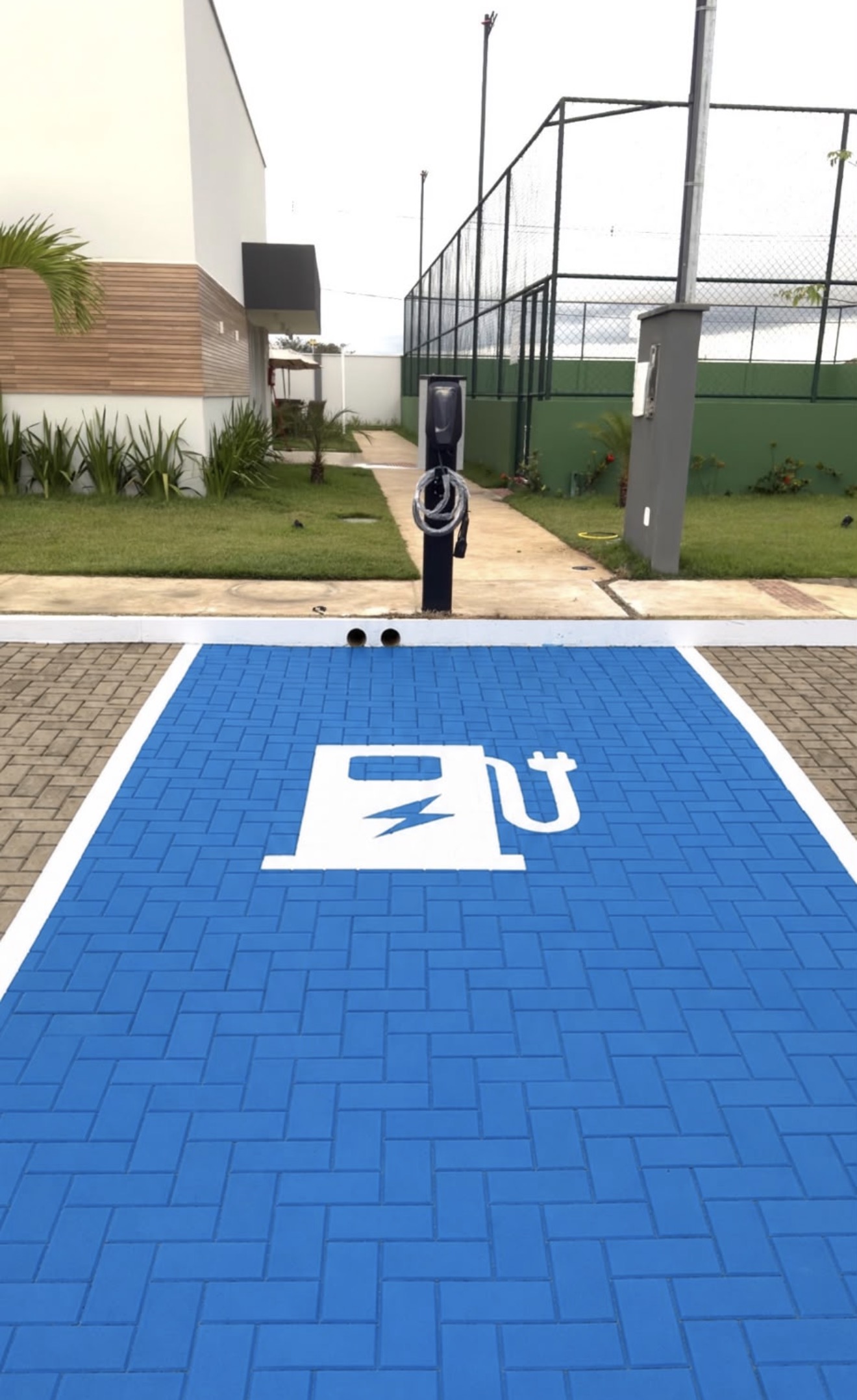 Vaga sinalizada para recarga de veículo elétrico