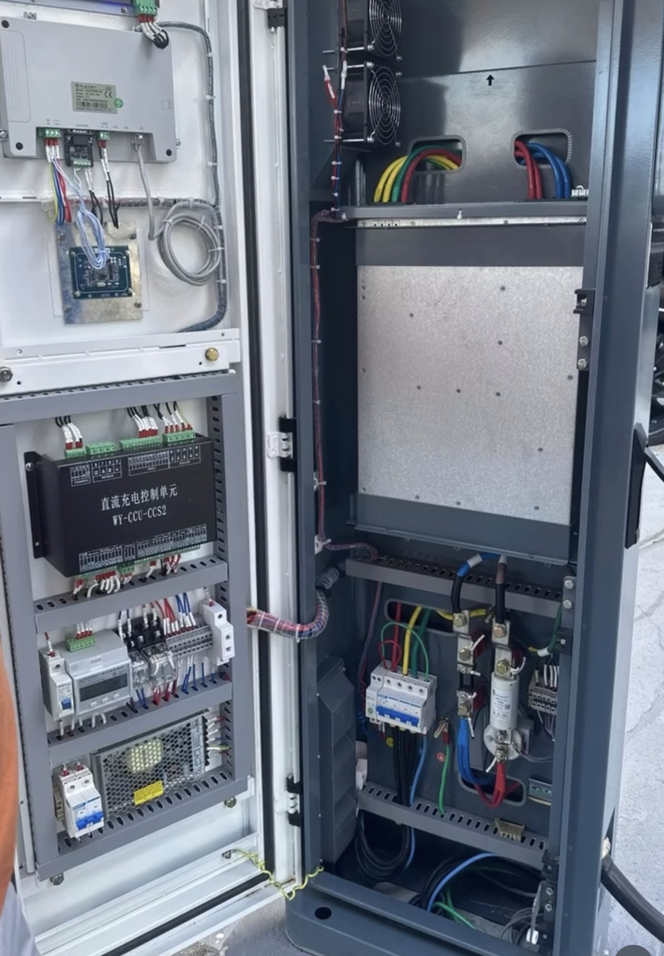 Painel técnico interno de carregador elétrico
