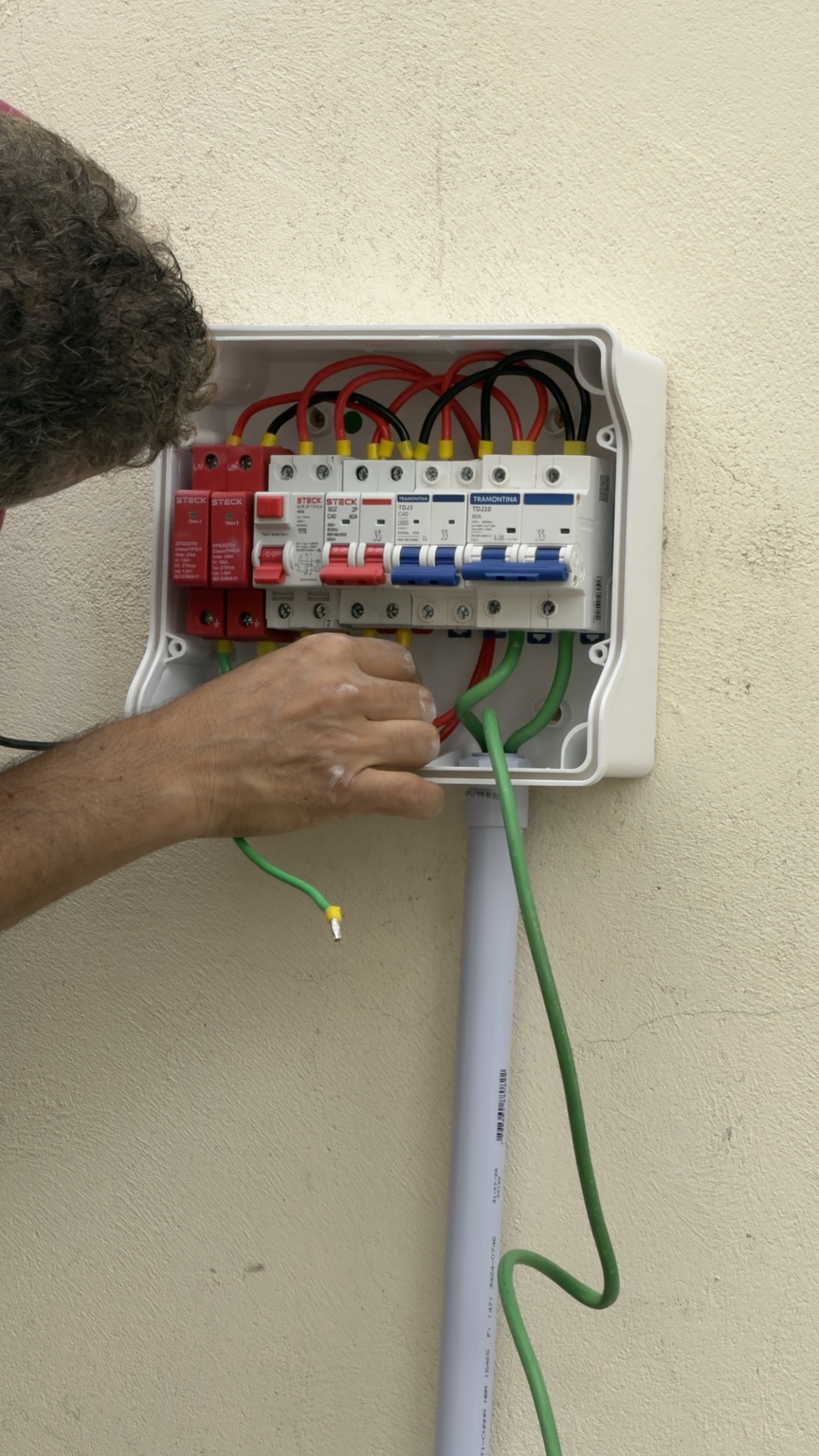Quadro elétrico em instalação de recarga